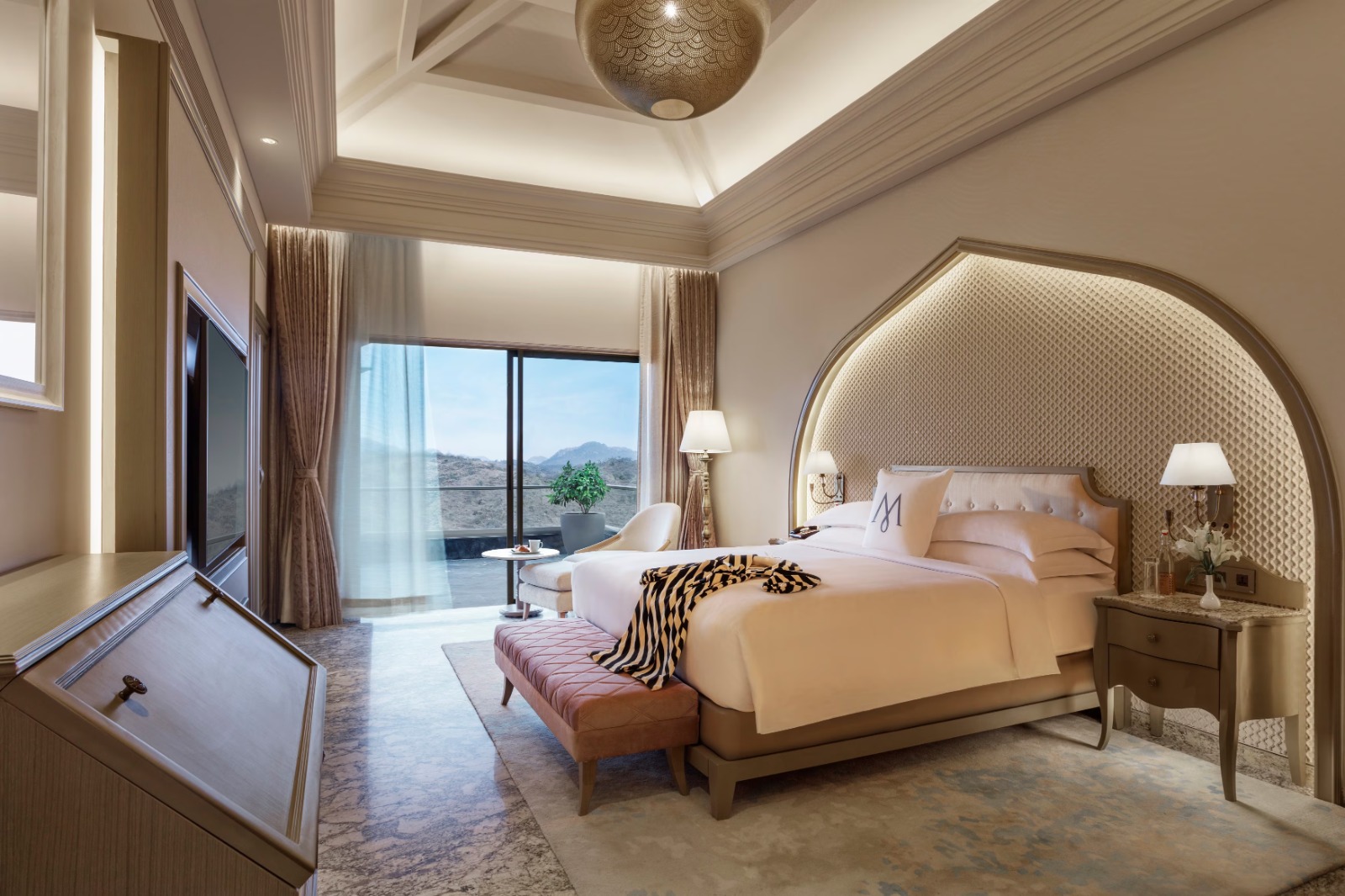 ভিলার ভাড়া শুরু হচ্ছে আনুমানিক ৩৫,৭০০ টাকা প্রতি রাত থেকে, যা সুবিধা ও ভিলার ধরন অনুযায়ী ৫১,০০০ টাকা বা তারও বেশি হতে পারে। ব্যক্তিগত পুল, বিলাসবহুল ইন্টিরিয়র ও পাহাড়চূড়ার ভিউ - সব মিলিয়ে এই প্রিমিয়াম অভিজ্ঞতার মূল্যও যথেষ্ট।
ভ্রমণ সংক্রান্ত প্ল্যাটফর্মগুলির তথ্য বলছে, ২৫ থেকে ২৮ ফেব্রুয়ারির মধ্যে রিসর্ট সম্পূর্ণ বুকড - যে সময়টিই বিয়ের অনুষ্ঠানের সম্ভাব্য তারিখ।